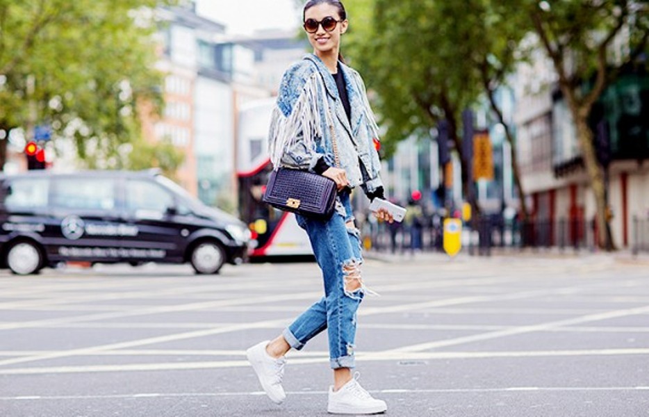 looks με λευκά sneakers