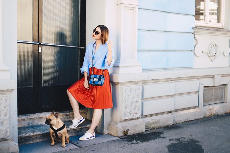 Roter-Plissee-Rock-Oversize-Bluse-Isabel-Marant-Gilly-Sneakers-streetstyle-ootd-fashionblog-modeblog-whoismocca-3