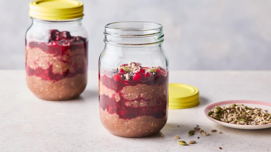 Σοκολατένια overnight oats με κομπόστα φρούτων του δάσους